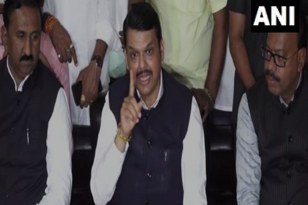 Fadnavis daagt MVA-regering uit om Raza Academy in Maharashtra . te verbieden