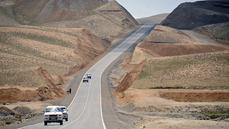 Niet-geïdentificeerde schutters doodden een persoon op de snelweg Ghor-Kabul en verwondden drie anderen